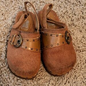 Brown Kids clogs with Buckle Detail